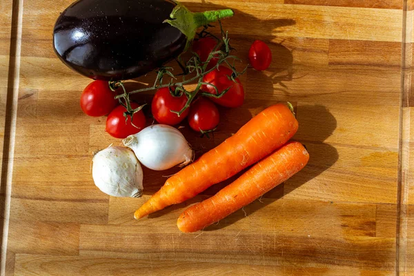 Verduras Frescas Temporada Para Una Sopa Vegana Mesa Madera Pan —  Fotos de Stock