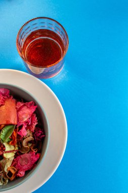 Renkli masada tabak, cam ve çatal bıçak ile modern sofra takımı.