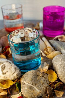 Renkli masa ve doğal süslemeler üzerinde cam olan modern sofra takımı