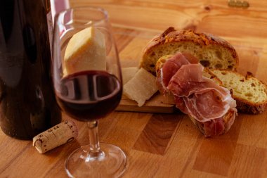 Peynirli ekmek ve kırmızı şarap.