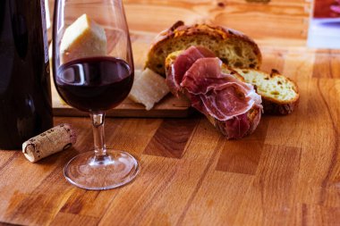 Peynirli ekmek ve kırmızı şarap.