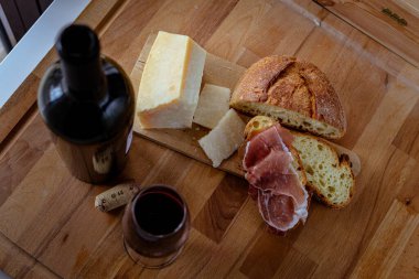 Peynirli ekmek ve kırmızı şarap.