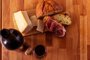 Peynirli ekmek ve kırmızı şarap.