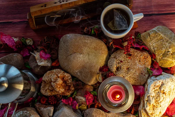 Çay Tütsü Çubuğu Renkli Masada Aromatik Mum Doğal Süslemelerle Rahatlatıcı — Stok fotoğraf