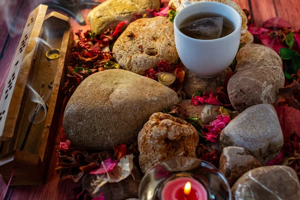 Çay Tütsü Çubuğu Renkli Masada Aromatik Mum Doğal Süslemelerle Rahatlatıcı — Stok fotoğraf