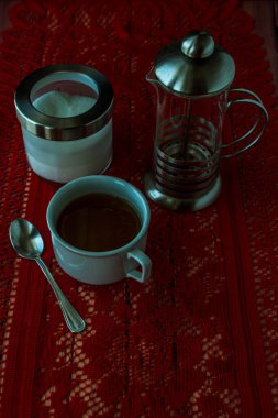 Çay fincanlı geleneksel cam çaydanlık.