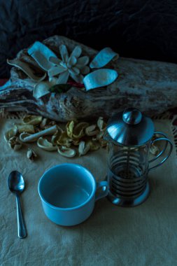 Çay fincanlı geleneksel cam çaydanlık.