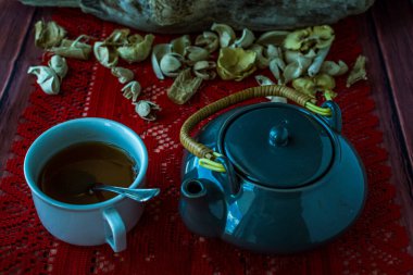 Çay fincanlı geleneksel seramik çaydanlık