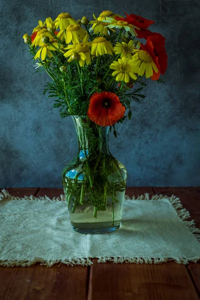 Boeket Wilde Natuurlijke Bloemen Transparante Glazen Vaas Houten Tafel — Stockfoto
