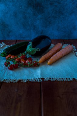 Vejetaryen çorbası hazırlamak için taze çiğ sebze.