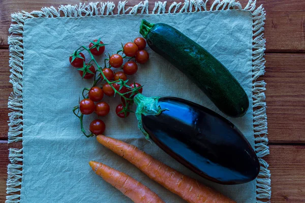 Vejetaryen çorbası hazırlamak için taze çiğ sebze.