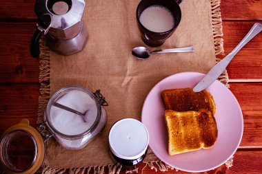Kahvaltı ile süt, kahve, şeker, tost ve reçel