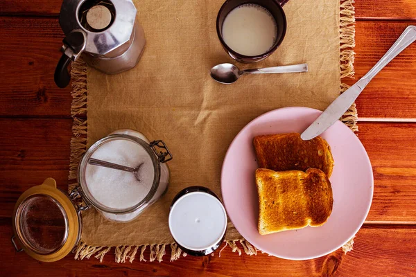 早餐加牛奶 吐司和果酱 — 图库照片
