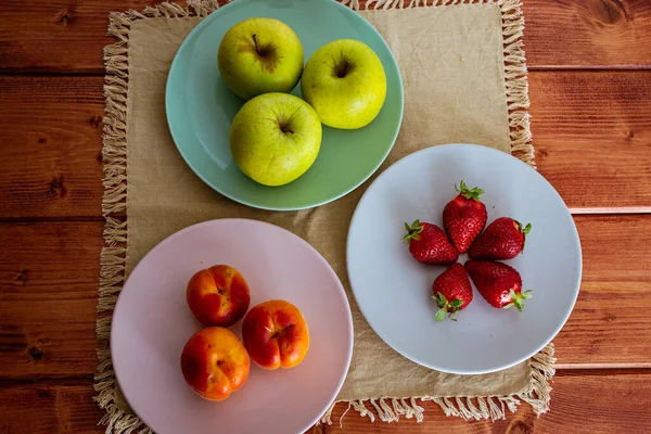 Frutas Frescas Sazonais Nozes Vasos Terracota Pratos Cerâmicos Coloridos — Fotografia de Stock