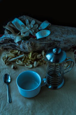 geleneksel cam ve metal çaydanlık ile atıştırmalık