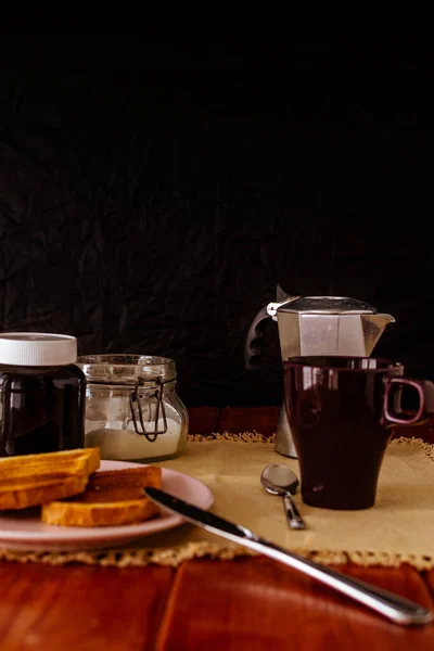 Сніданок Молоком Кавою Цукром Тостами Варенням Дерев Яному Столі — стокове фото