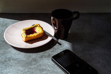 Pasta, reçel ve bir fincan kahve.