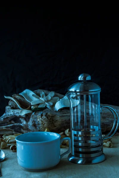 Snack Mit Traditionellem Glas Und Metallteekanne — Stockfoto