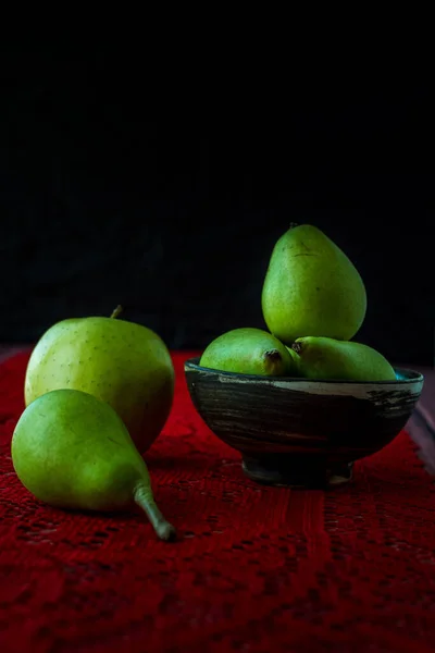 天然和新鲜的季节性水果摆在桌上 — 图库照片