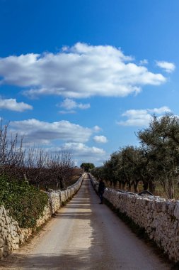 İnsan dağlarda eski bir yolda