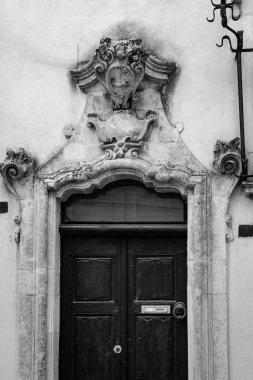 Venedik şehrinin eski ahşap kapısı 