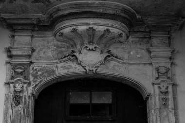 Siyah beyaz antik binanın bir parçası. 