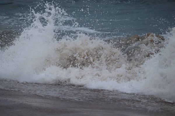 Kumlu sahilde mavi okyanus dalgaları. Temiz kumsalda mavi okyanus dalgaları. — Stok fotoğraf