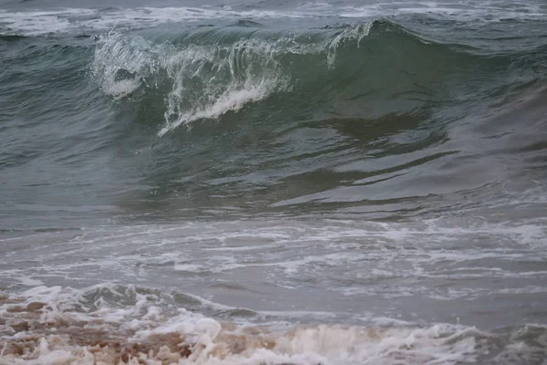 Güzel kumlu sahil ve yumuşak mavi okyanus dalgası. Kumda dalgalar. — Stok fotoğraf