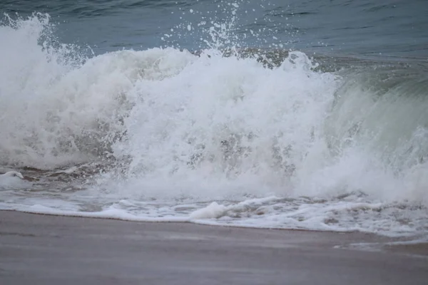 Onda oceânica azul na praia arenosa. Onda oceânica azul suave na praia arenosa limpa — Fotografia de Stock