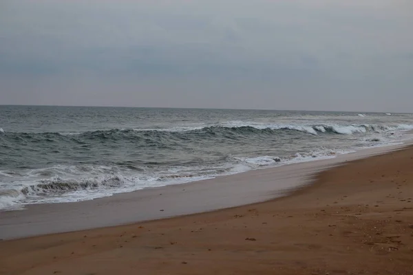 Onda oceânica azul suave na praia arenosa limpada.Vista mar da praia tropical com céu ensolarado . — Fotografia de Stock