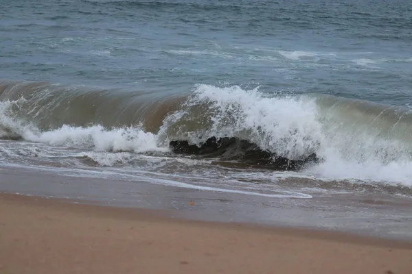 Bela praia de areia e suave onda azul oceano.Bumpy praia tropical arenosa com azul desfocado oceano e céu — Fotografia de Stock