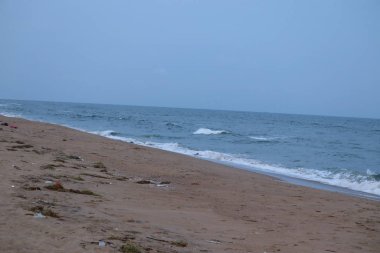 Güzel kumlu sahil ve yumuşak mavi okyanus dalgası. Kumsal ve deniz.