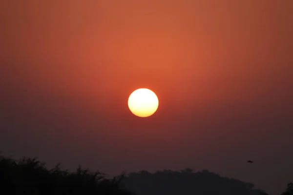 Nap, naplemente, napkelte. Színes tónusú azonnali fotó, nagy naplemente.Panorámás kilátás a napfelkelte a hegyekben — Stock Fotó