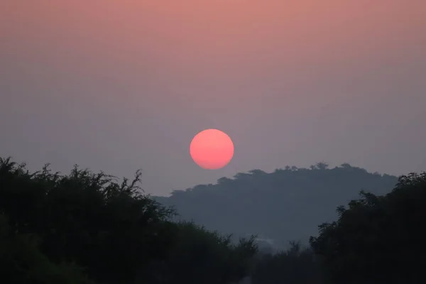 五彩缤纷的日出全景. 经过过滤的图像：经过交叉处理的老式效果. — 图库照片