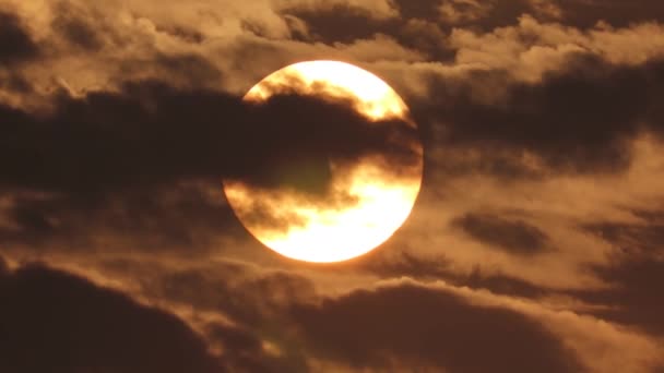 Bewölkten Sonnenuntergang Bunten Himmel Hintergrund Big Sonne Orangefarbenem Himmel — Stockvideo