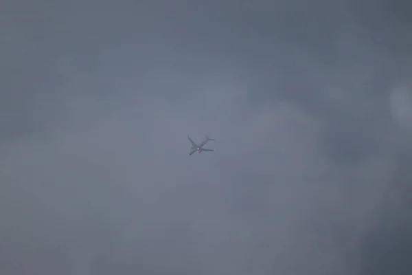 Avião passando em uma nuvem — Fotografia de Stock
