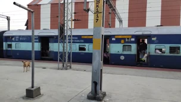 Trem Passageiros Indiano Entrando Estação Ferroviária Indiana Índia — Vídeo de Stock