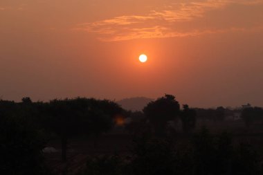 Dağların panoramik manzarası, gündoğumunda sisli tepelerle sonbahar manzarası.