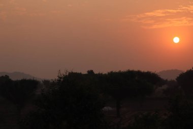 güzel gündoğumu ve bulutlu gökyüzü