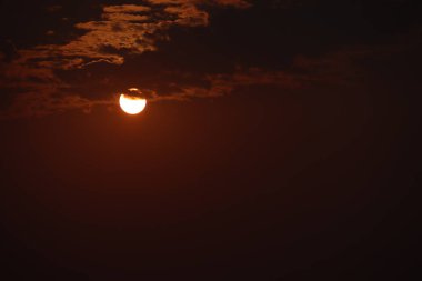 kırmızı gün batımı veya bulutlu arkaplan ile gün doğumu