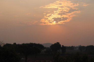 Güzel gün doğumu ve turuncu bulutlu gökyüzü