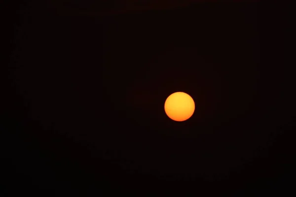 Roter Sonnenuntergang oder Sonnenaufgang — Stockfoto