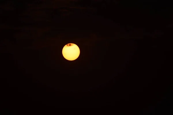 Puesta de sol roja o salida del sol con fondo negro nublado —  Fotos de Stock