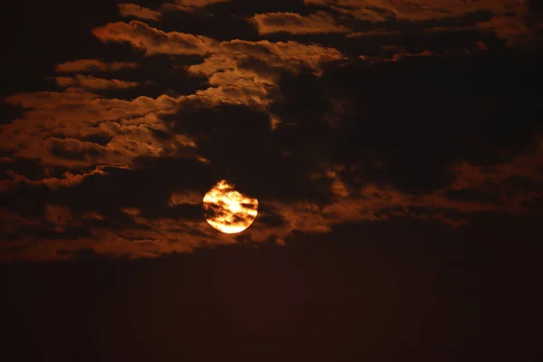 Κόκκινο ηλιοβασίλεμα ή ανατολή με θολό φόντο — Φωτογραφία Αρχείου