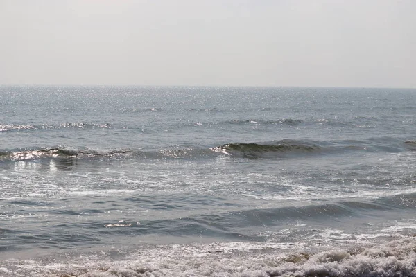 Tropikal plaj ile bokeh güneş ışık dalga arka plan bulanıklık.