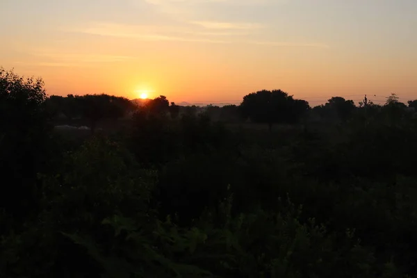 รูปซิลูเอทตอนพระอาทิตย์ขึ้น — ภาพถ่ายสต็อก