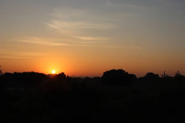 Fotografie von Silhouette im Sonnenaufgang oder Silhouettenhintergrund — Stockfoto