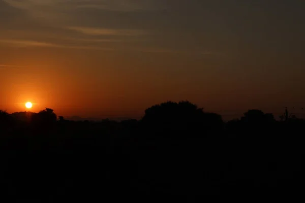 Foto de silhueta ao nascer do sol ou silhueta de fundo — Fotografia de Stock