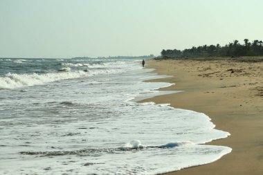 Kumsaldaki yumuşak mavi okyanus dalgası. Kumsal ve deniz.