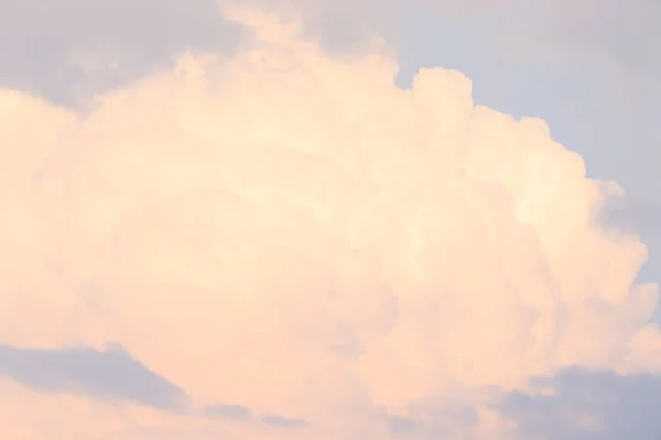 Güzel beyaz bulutlar berrak mavi gökyüzünde, yağmur mevsimi